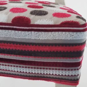 Particolare sedia rivestita con tessuto Osborne&Little...